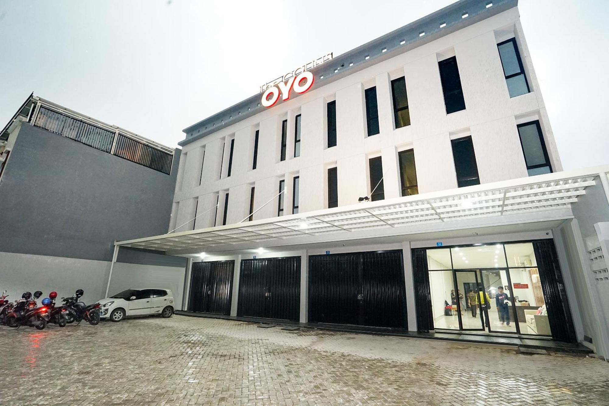Отель Super Oyo Capital O 449 The Colins Keputih Экстерьер фото